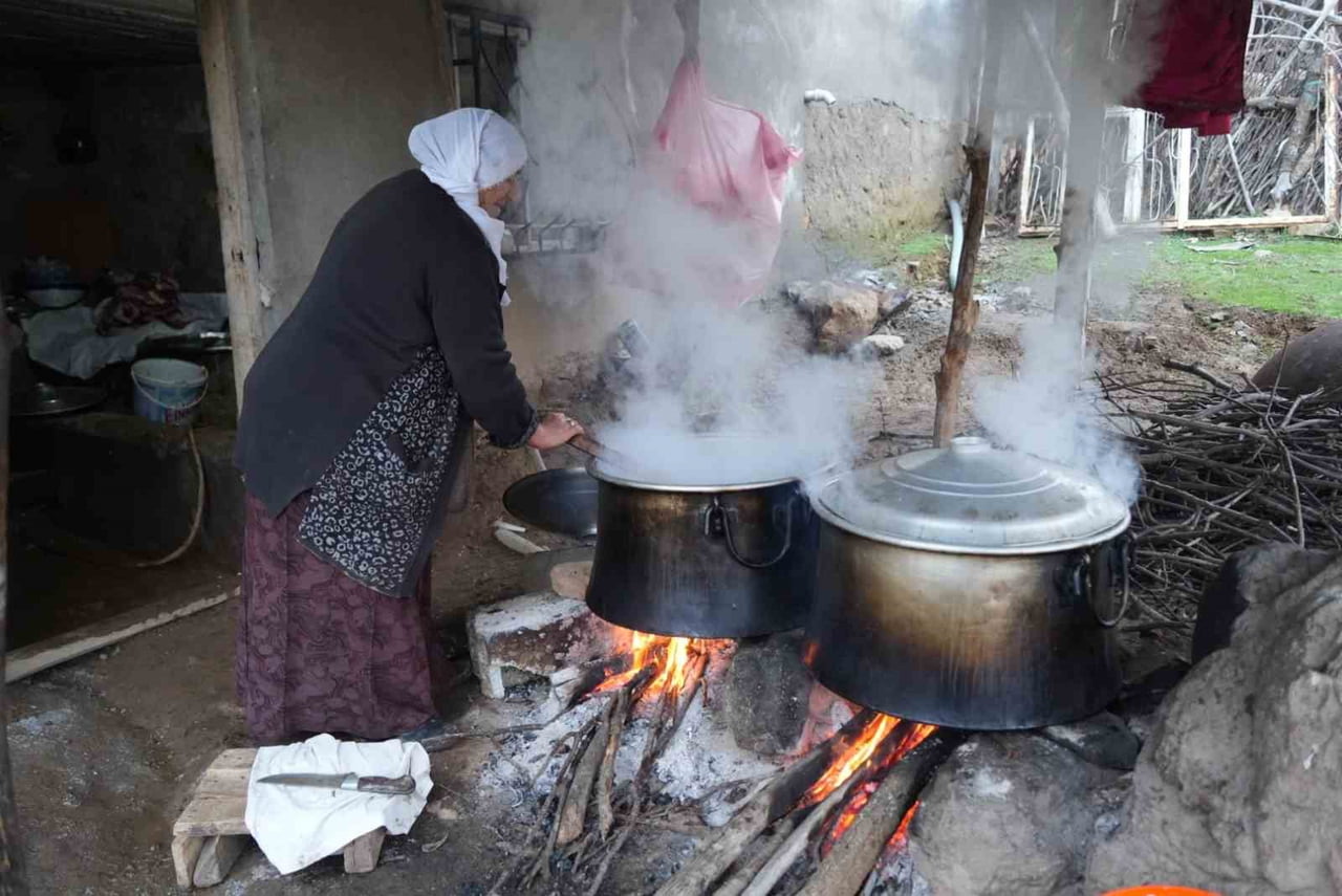 KARABEY KÖYÜNDE VATANDAŞLAR, KIŞ AYLARINDA TÜKETMEK ÜZERE MEŞE ATEŞİNDE GELENEKSEL YÖNTEMLERLE...