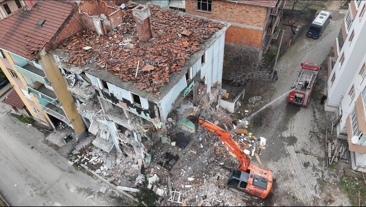 KARABÜK'TE 3 YIL ÖNCE MEYDANA GELEN DOĞAL GAZ PATLAMASI NEDENİYLE ÇÖKME TEHLİKESİ OLUŞAN VE RİSK...