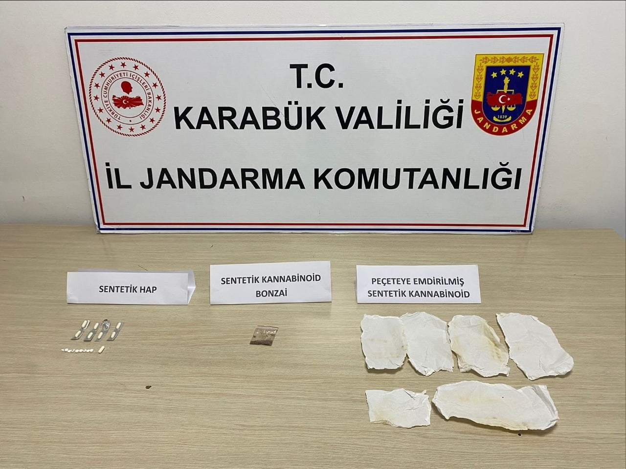 KARABÜK'TE DÜZENLENEN UYUŞTURUCU OPERASYONLARINDA 2 KİŞİ GÖZALTINA ALINDI.