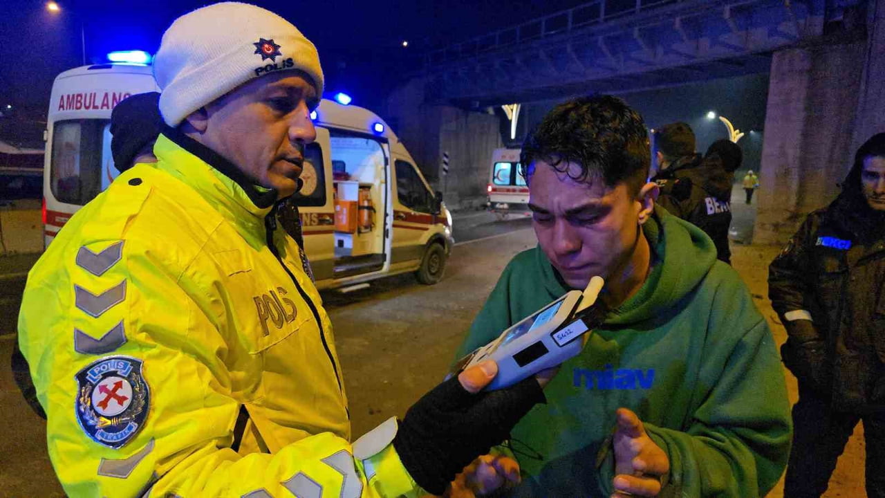 KARABÜK'TE POLİSİN "DUR" İHTARINA UYMAYIP OTOMOBİLİYLE KAÇAN EHLİYETSİZ VE 1.85 PROMİL ALKOLLÜ...