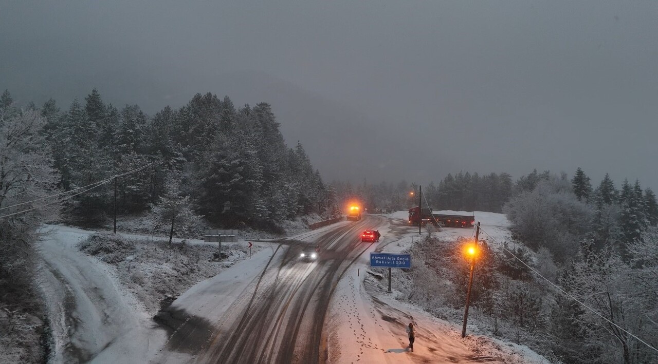 KARABÜK'ÜN YÜKSEK KESİMLERİNDE KAR YAĞIŞI ETKİLİ OLURKEN EKİPLERİN KAR KÜREME VE TUZLAMA...