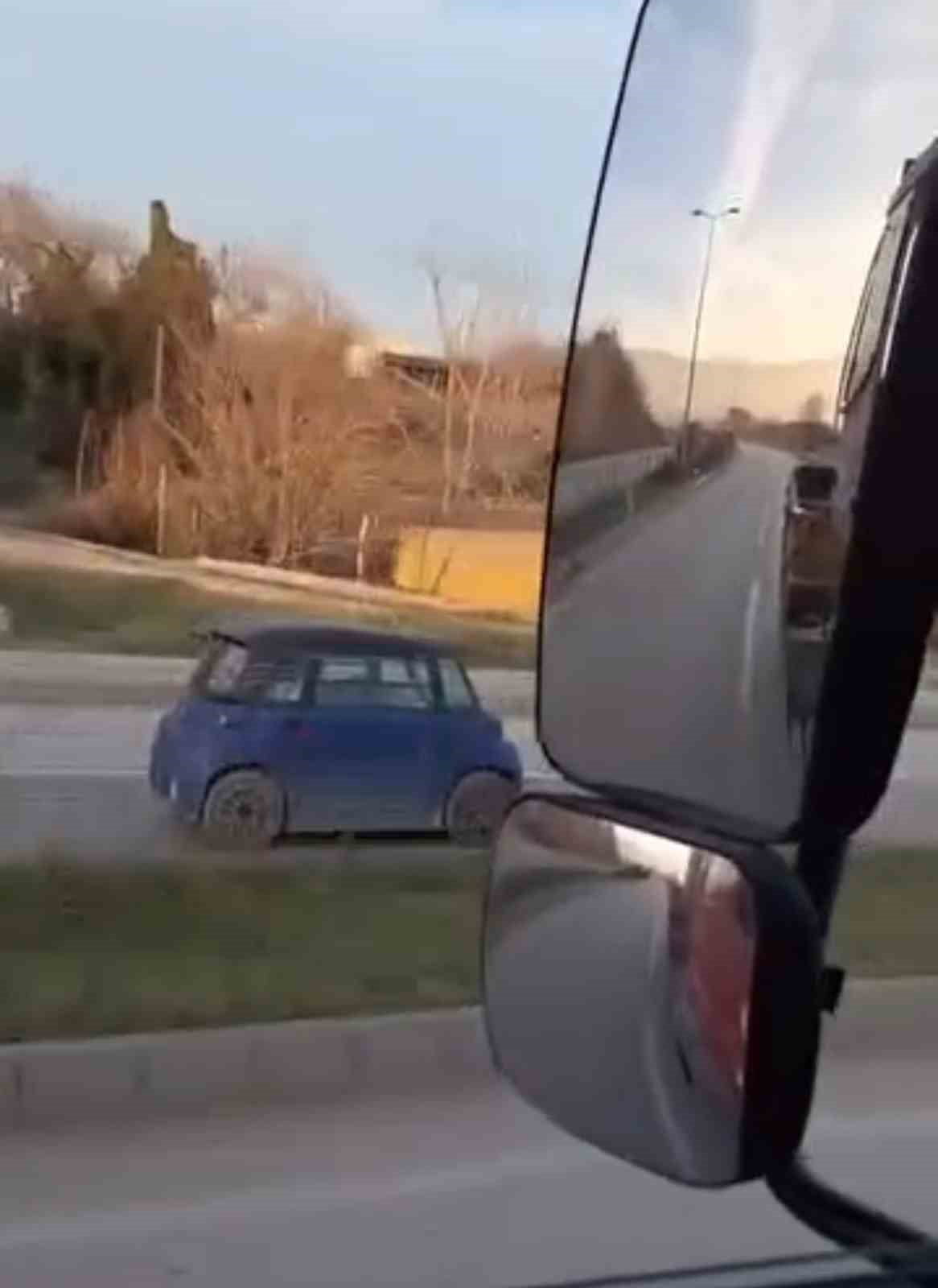 KARABÜK’TE AKAN TRAFİĞE RAĞMEN TERS İSTİKAMETTE İLERLEYEN ELEKTRİKLİ ARAÇ, CEP TELEFONU...