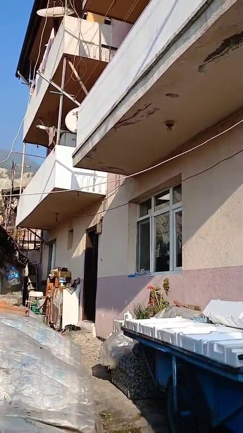 KARABÜK’TE BİR KİŞİ, SABAH SAATLERİNDE EVİNİN ÖNÜNDE HAREKETSİZ HALDE BULUNDU.