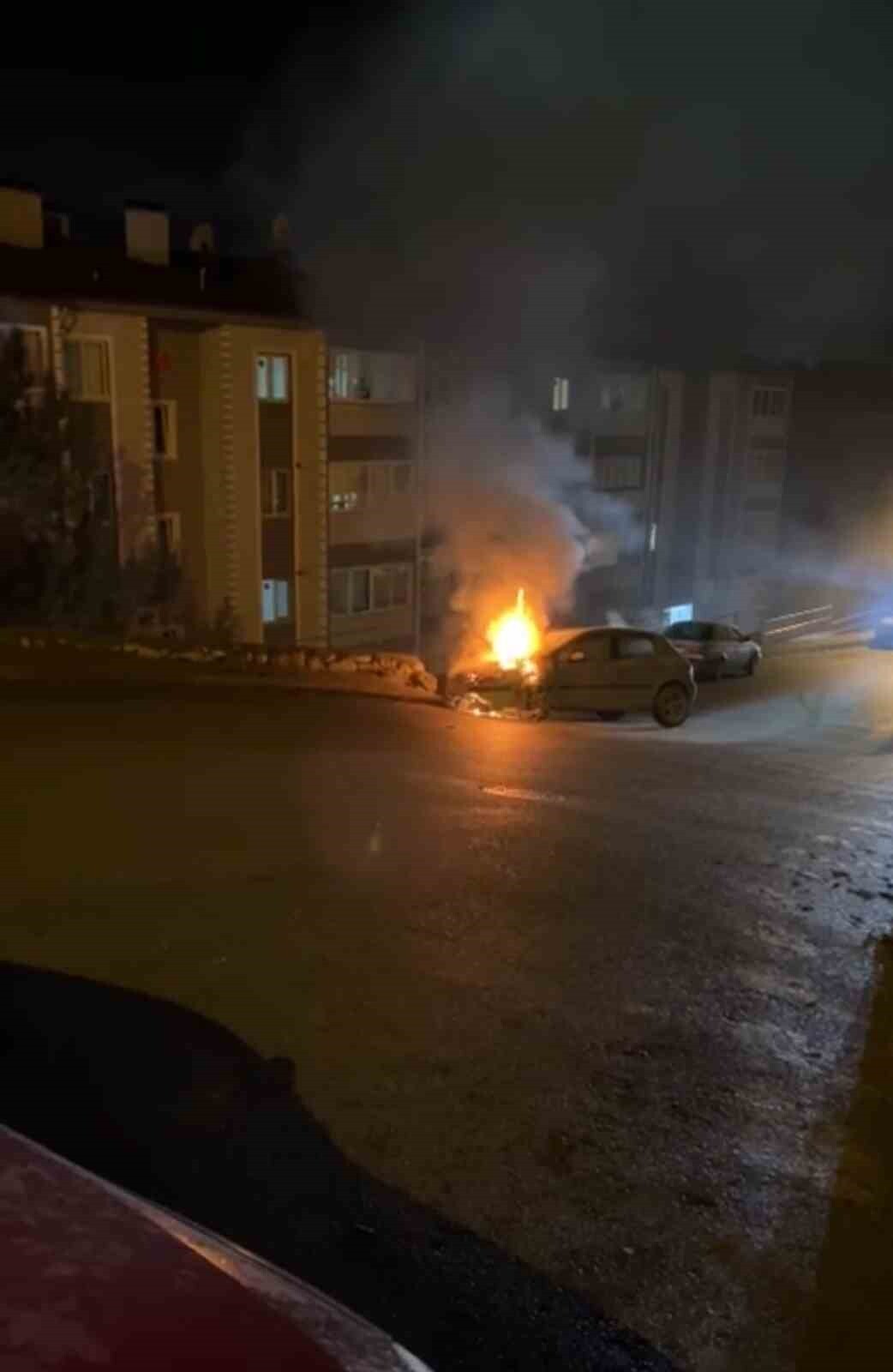 KARABÜK’TE İSTİNAT DUVARINA ÇARPAN OTOMOBİLDE ÇIKAN YANGIN, İTFAİYE EKİPLERİNİN MÜDAHALESİYLE...