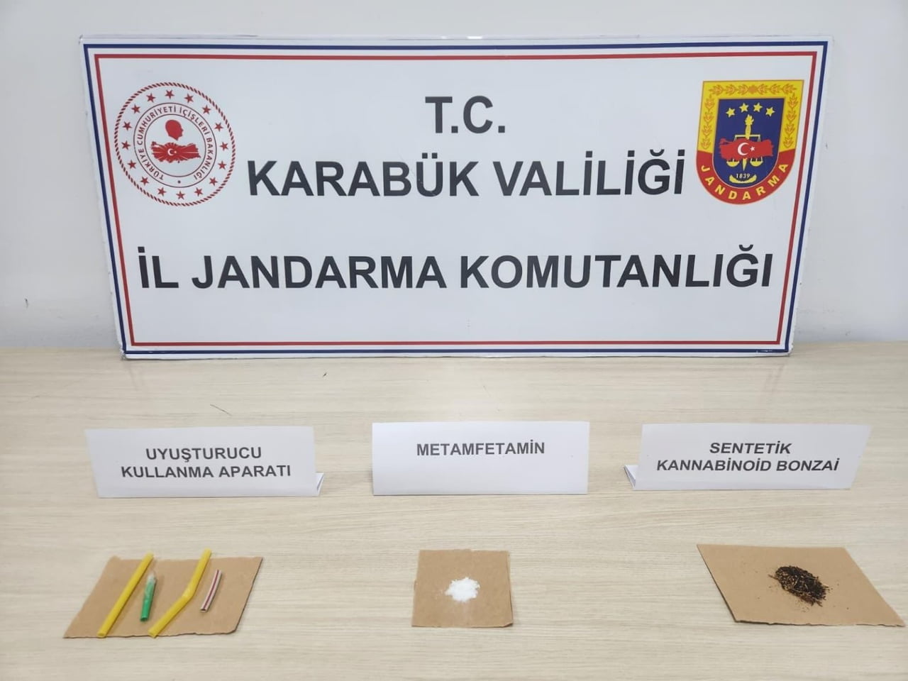 KARABÜK’TE JANDARMA EKİPLERİNCE DÜZENLENEN UYUŞTURUCU OPERASYONLARINDA SENTETİK ECZA HAP VE...