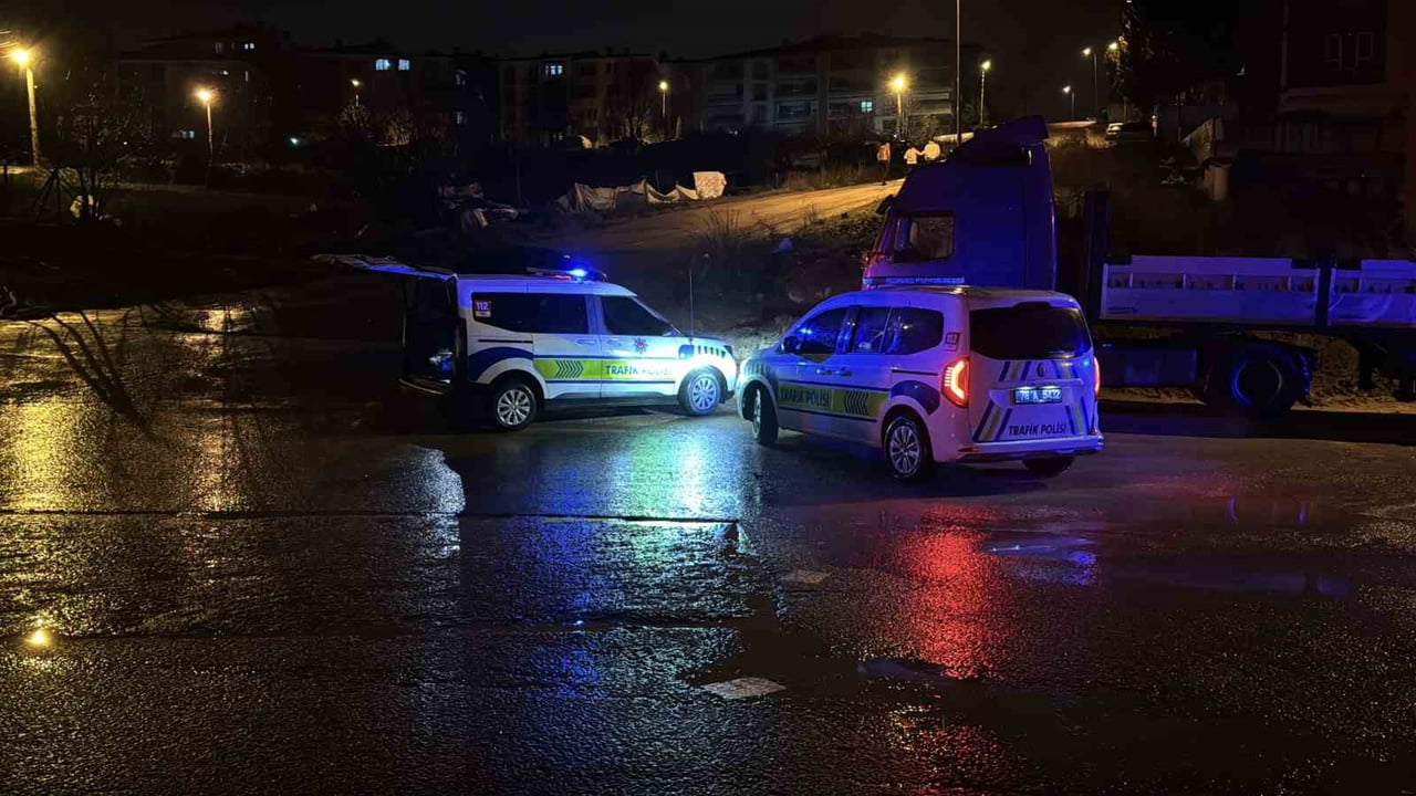 KARABÜK’TE KONTROLDEN ÇIKAN HAFİF TİCARİ ARACIN DEVRİLMESİ SONUCU 1 KİŞİ YARALANDI.