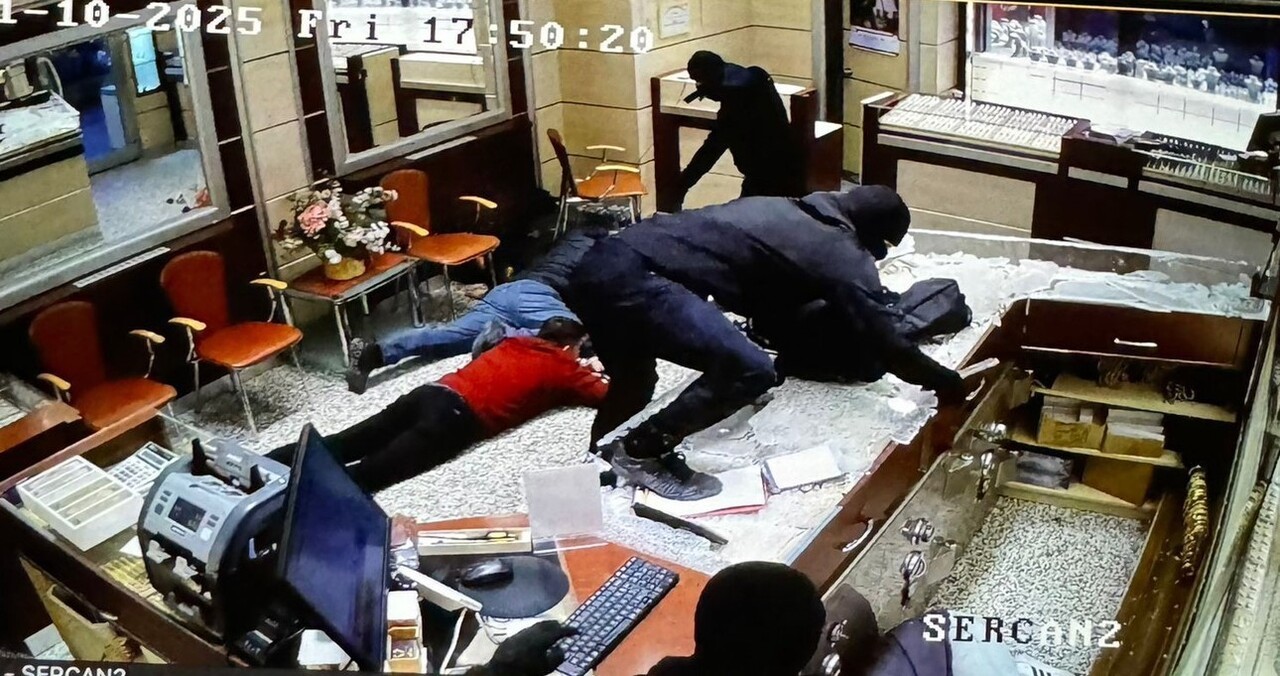 KARABÜK’ÜN SAFRANBOLU İLÇESİNDE BİR KUYUMCUYA SİLAHLI VE MASKELİ ŞEKİLDE DÜZENLENEN SOYGUNA...