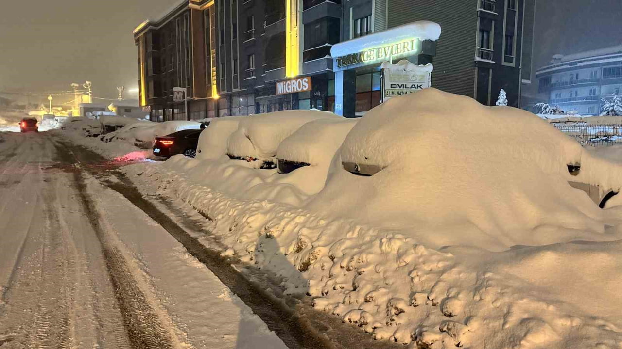 KARABÜK’ÜN SAFRANBOLU İLÇESİNDE ETKİLİ OLAN KAR YAĞIŞI, ARAÇLARI TAMAMEN KARLA KAPLANARAK GÖRÜNMEZ...