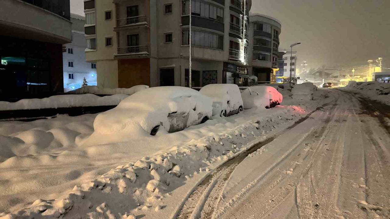 KARABÜK’ÜN SAFRANBOLU İLÇESİNDE ETKİLİ OLAN KAR YAĞIŞI, ARAÇLARI TAMAMEN KARLA KAPLANARAK GÖRÜNMEZ...