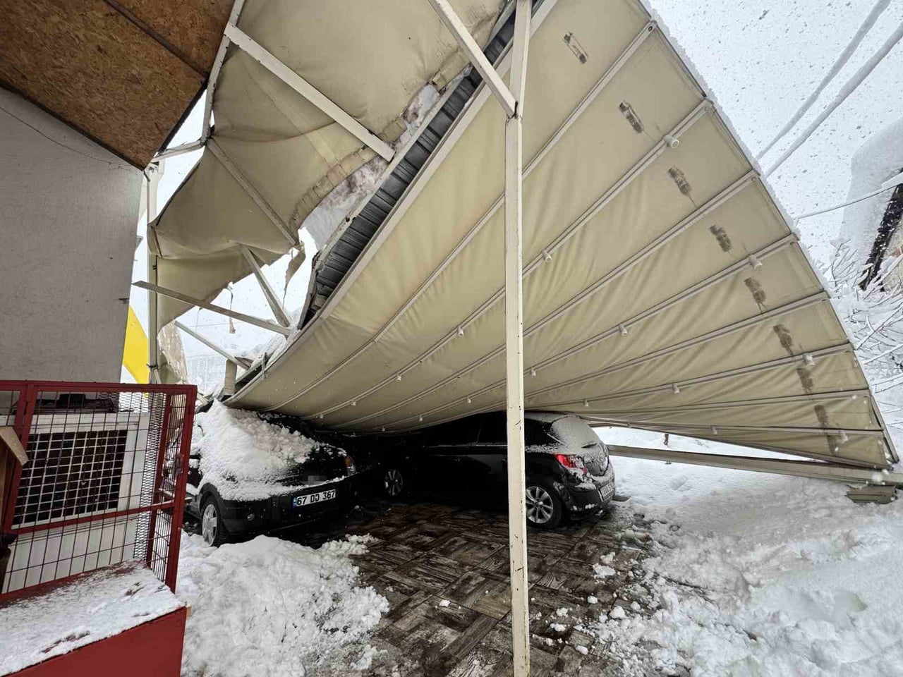 KARABÜK’ÜN SAFRANBOLU İLÇESİNDE KAR AĞIRLIĞINA DAYANAMAYAN BİR GARAJIN ÇÖKMESİ SONUCU 3 ARAÇ ZARAR...