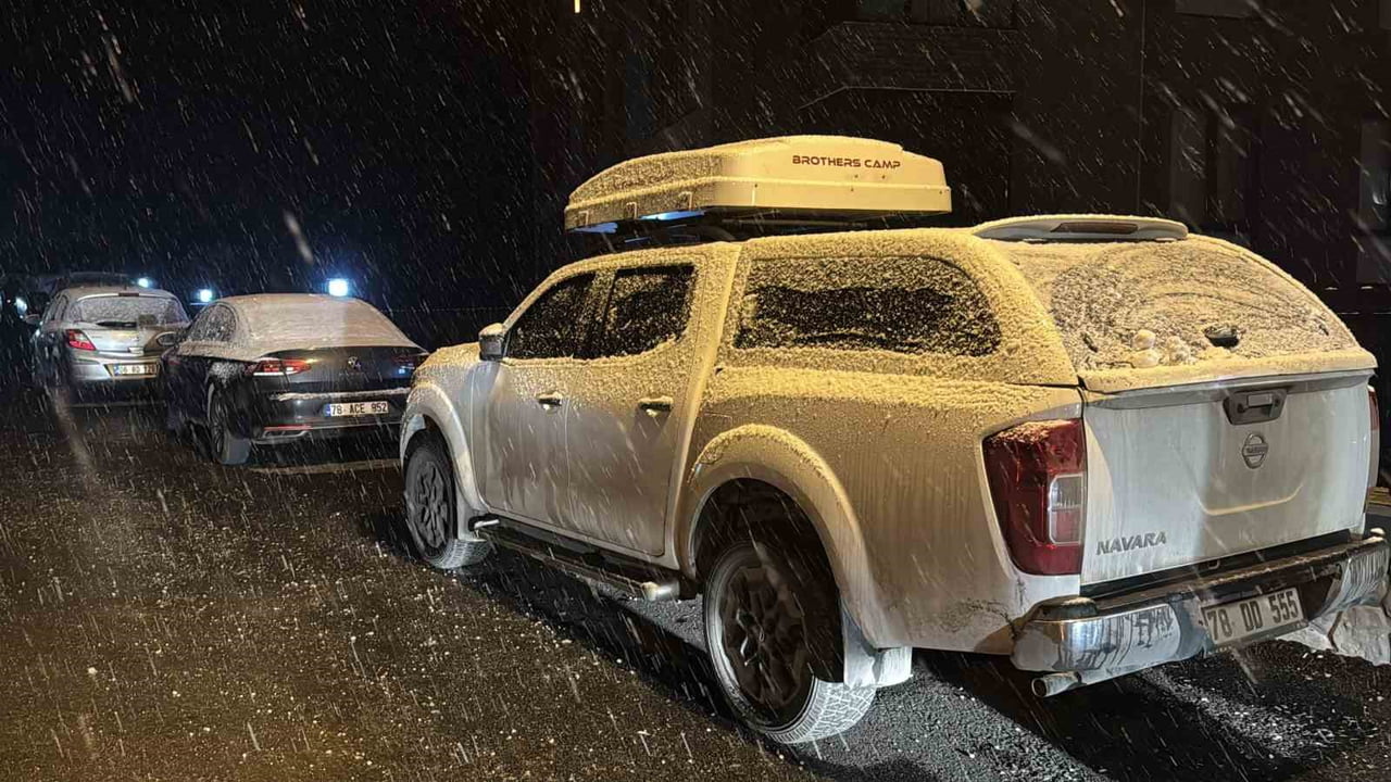 KARABÜK’ÜN SAFRANBOLU İLÇESİNDEKİ YÜKSEK KESİMLERDE KAR YAĞIŞI ETKİLİ OLMAYA BAŞLARKEN ARAÇLARIN...