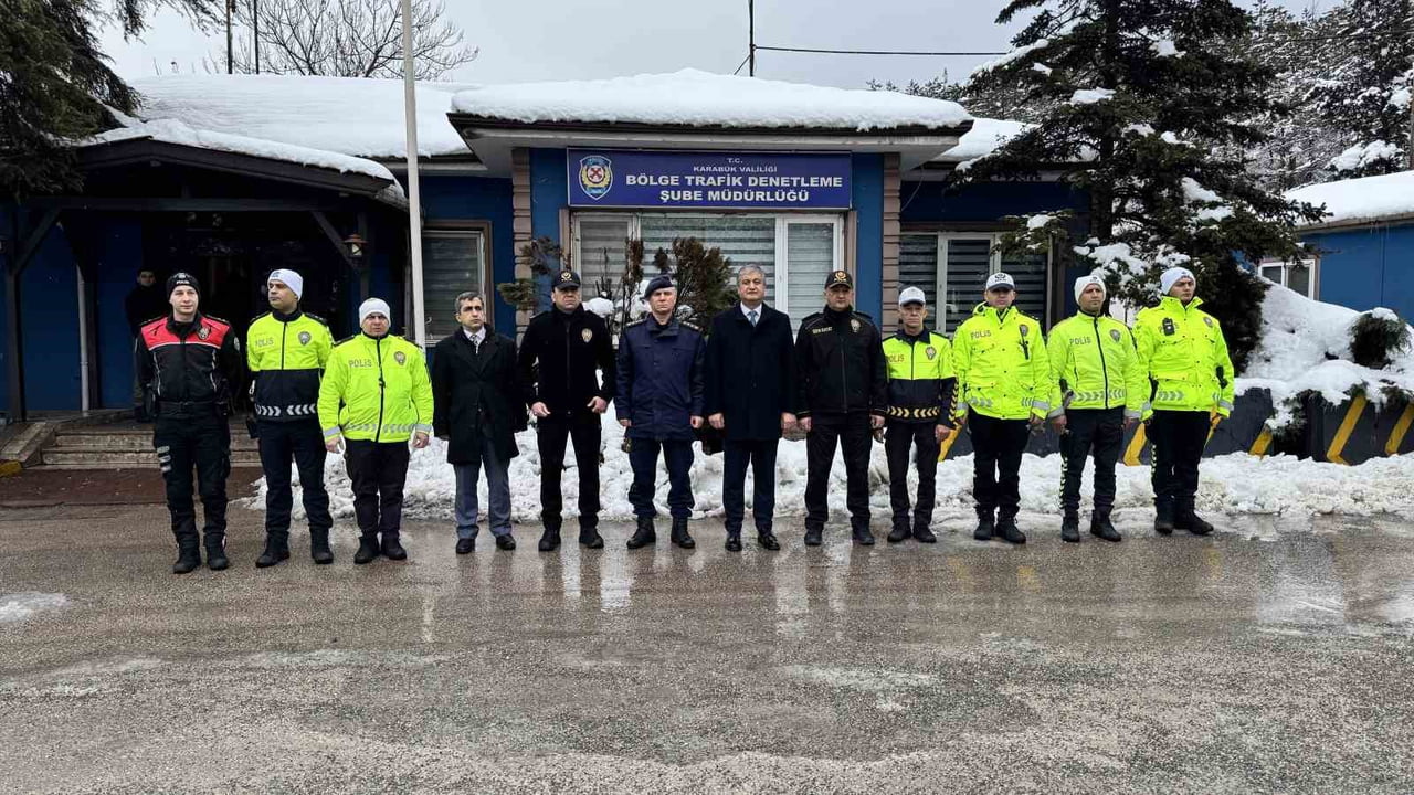 KARABÜK VALİSİ MUSTAFA YAVUZ, YILBAŞI PROGRAMI ÇERÇEVESİNDE BÖLGE TRAFİK KONTROL NOKTASINI ZİYARET...