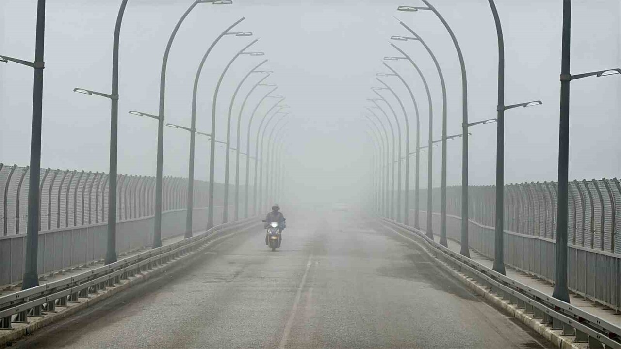 KARABÜK VE SAFRANBOLU'DA SABAH SAATLERİNDE ETKİLİ OLAN YOĞUN SİS NEDENİYLE GÖRÜŞ MESAFESİ...