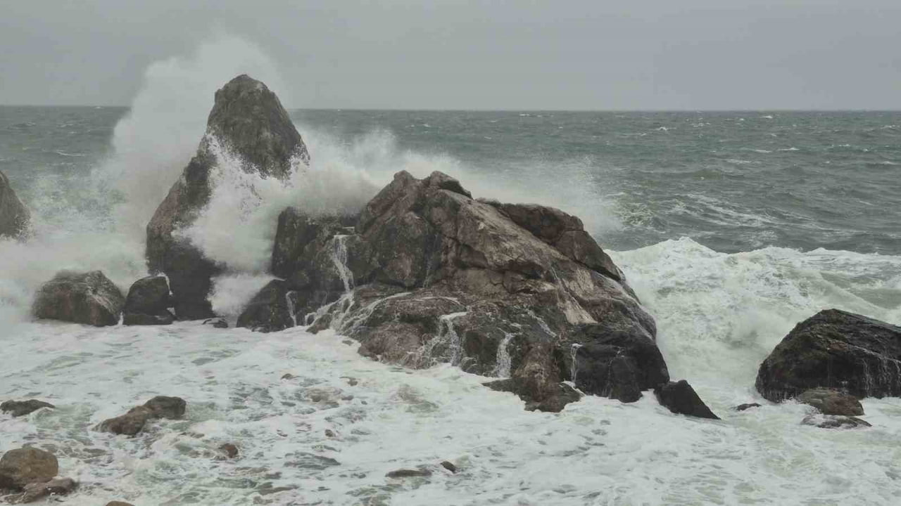 KARADENİZ'DE HIZI SAATTE 90 KİLOMETREYİ BULAN FIRTINA NEDENİYLE DOĞALGAZ SONDAJ ÇALIŞMASINDA YER...