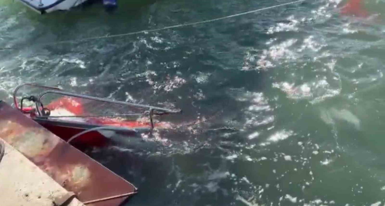 KARADENİZ’DE ETKİLİ OLAN KUVVETLİ FIRTINA SONUCU SAMSUN’DA DALGALARA DAYANAMAYAN 3 TEKNE BATTI...