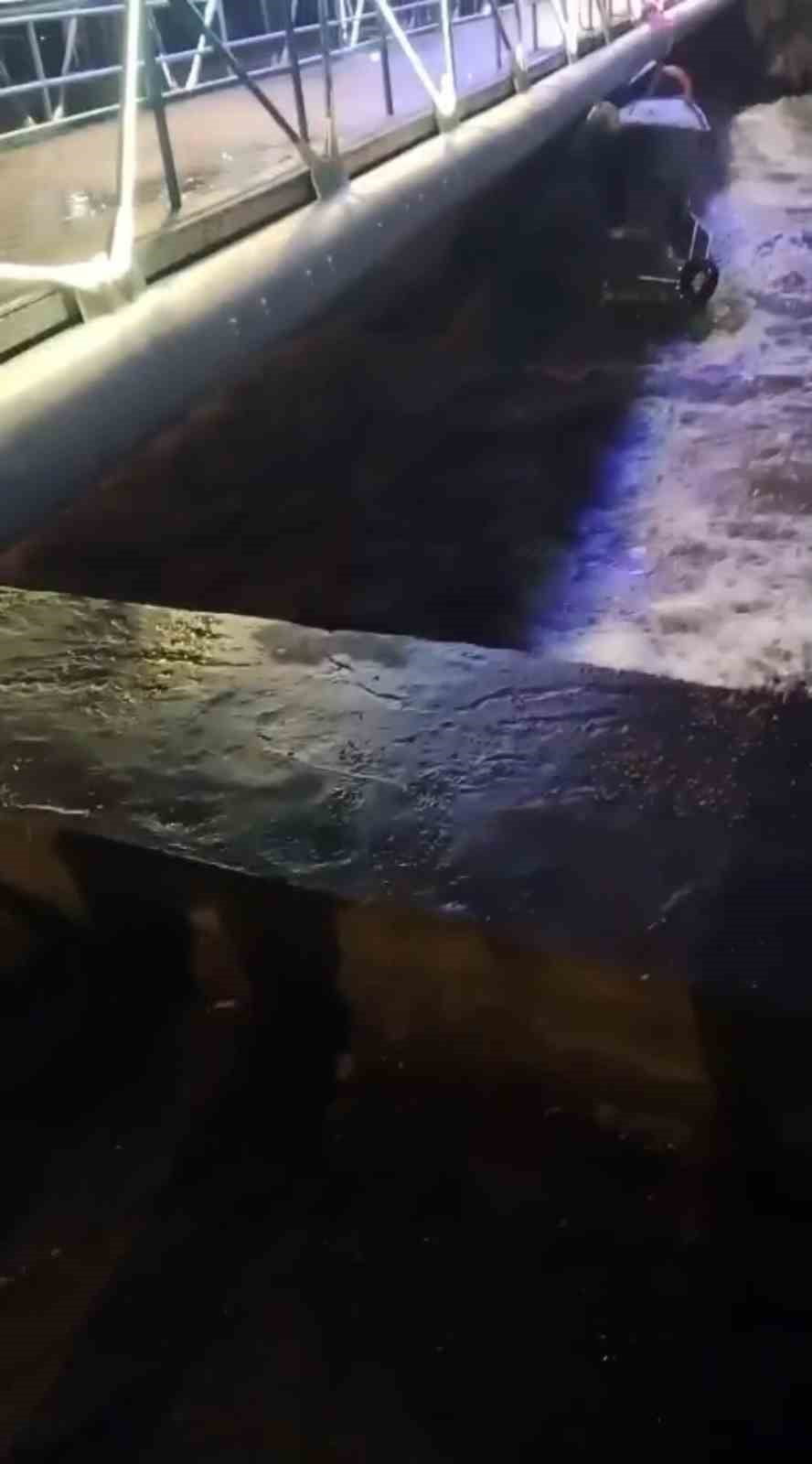 KARADENİZ EREĞLİ İLÇESİNDE ETKİLİ OLAN FIRTINA SIRASINDA KARAYA OTURAN BİR TEKNENİN DALGALARLA...