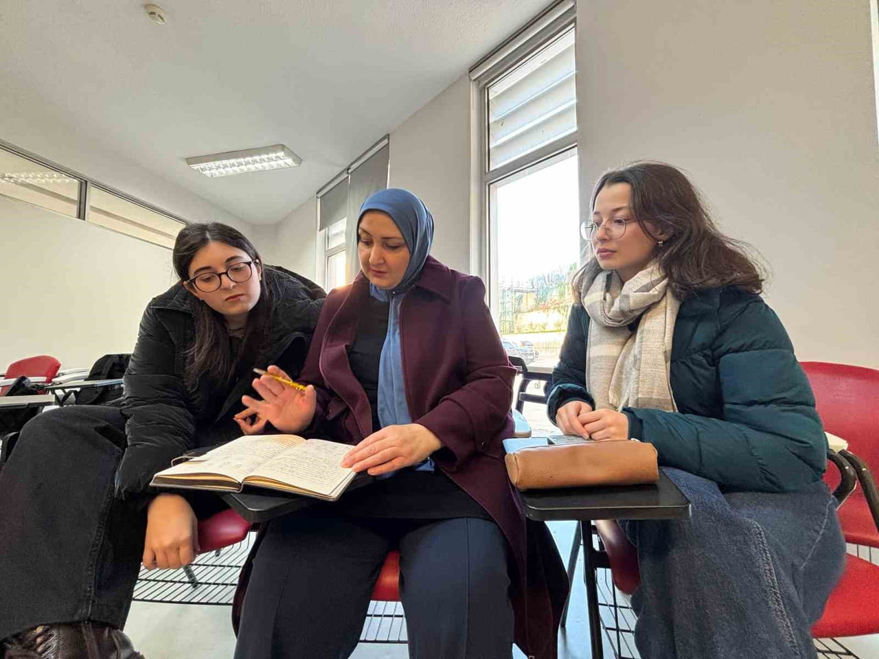 KARADENİZ TEKNİK ÜNİVERSİTESİ (KTÜ) İNGİLİZ DİLİ VE EDEBİYATI BÖLÜMÜ’NDE EĞİTİM GÖREN 45 YAŞINDAKİ...