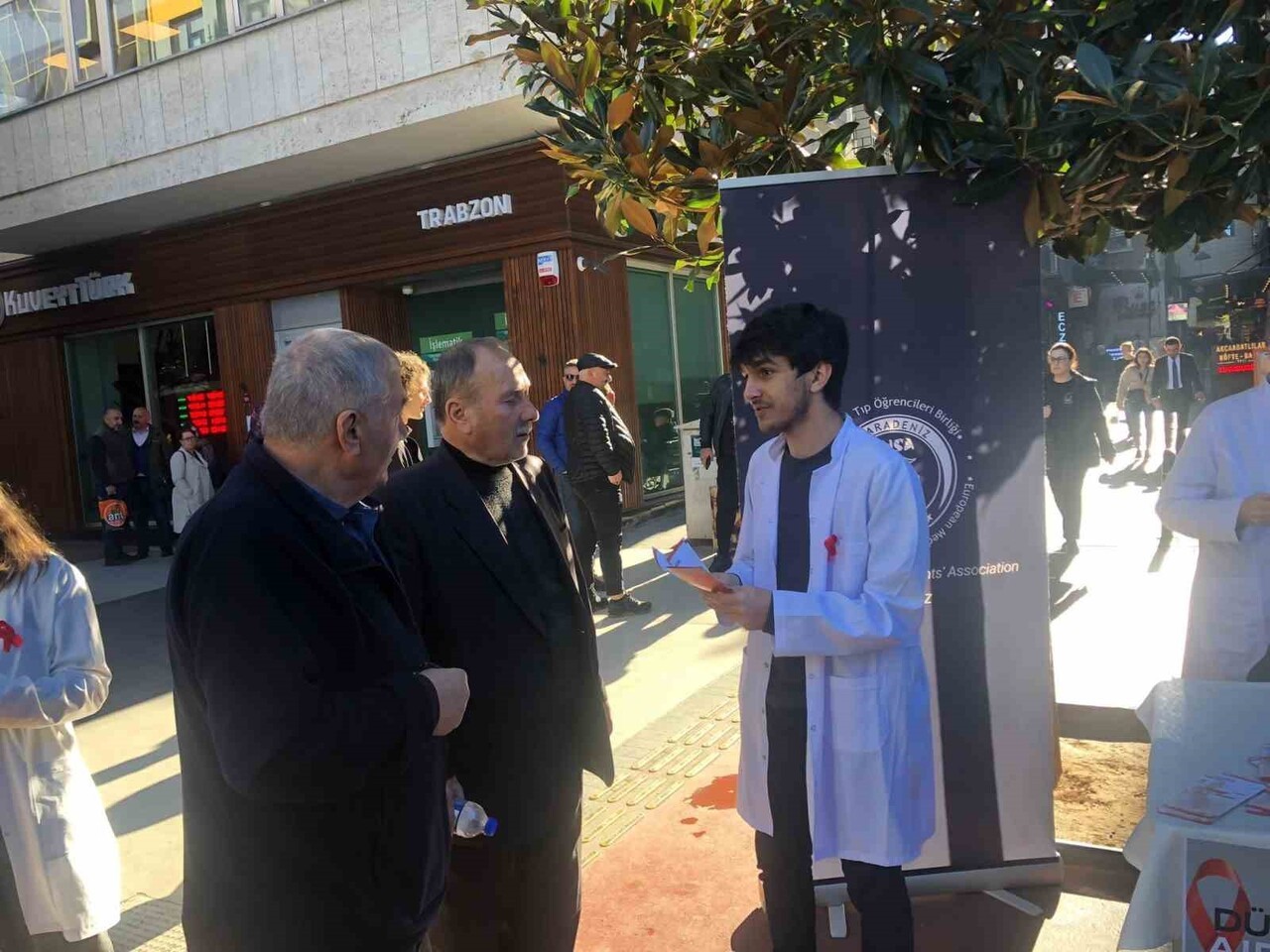 KARADENİZ TEKNİK ÜNİVERSİTESİ (KTÜ) TIP FAKÜLTESİ ÖĞRENCİLERİ, DÜNYA AIDS GÜNÜ KAPSAMINDA TOPLUMDA...