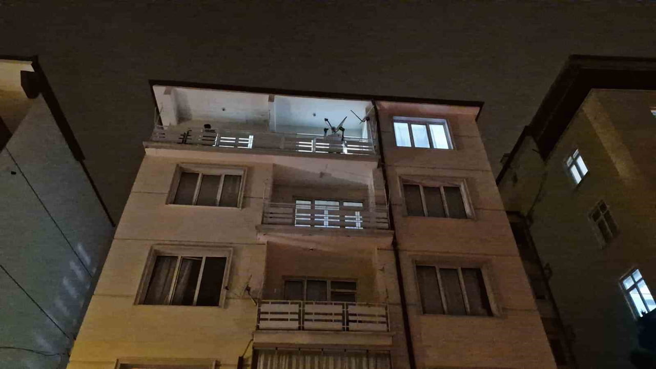 KARAMAN'DA BOŞANMA AŞAMASINDAKİ 2 ÇOCUK ANNESİ EŞİNİ BOĞARAK ÖLDÜREN KOCA İNTİHAR EDEREK YAŞAMINA...