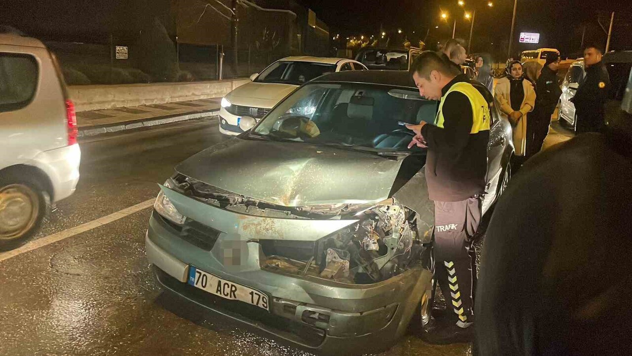 KARAMAN’DA BİR OTOMOBİLİN IŞIKTA BEKLEYEN ARAÇLARA ÇARPMASI SONUCU MEYDANA GELEN ZİNCİRLEME TRAFİK...