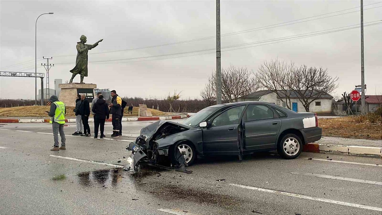 KARAMAN’DA ÇARPIŞAN İKİ OTOMOBİLİN SÜRÜCÜSÜ YARALANDI.