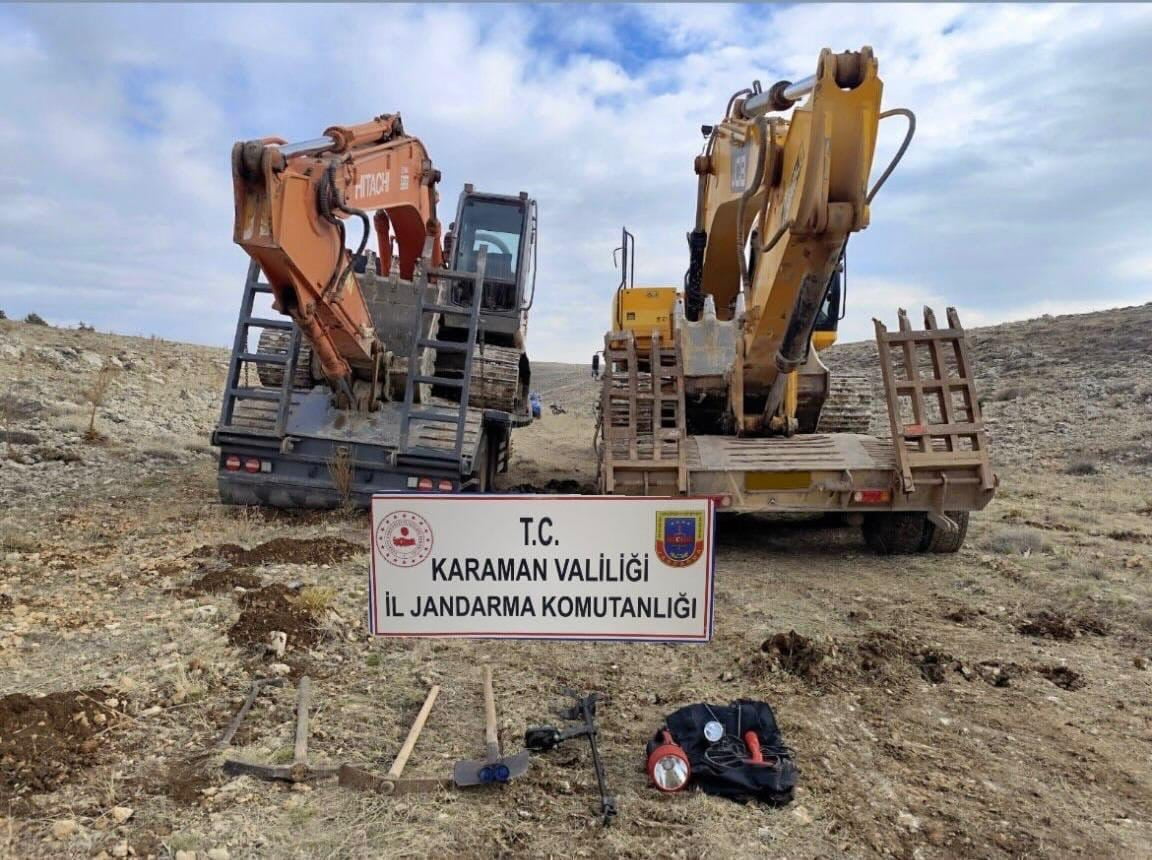 KARAMAN’DA ESKAVATÖR KEPÇE İLE TARİHİ ESER ARAYAN 14 KİŞİ JANDARMANIN DÜZENLEDİĞİ OPERASYONLA...