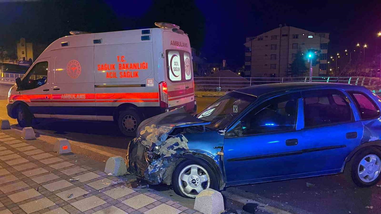 KARAMAN’DA İKİ OTOMOBİLİN ÇARPIŞMASI SONUCU MEYDANA GELEN TRAFİK KAZASINDA 3 KİŞİ...