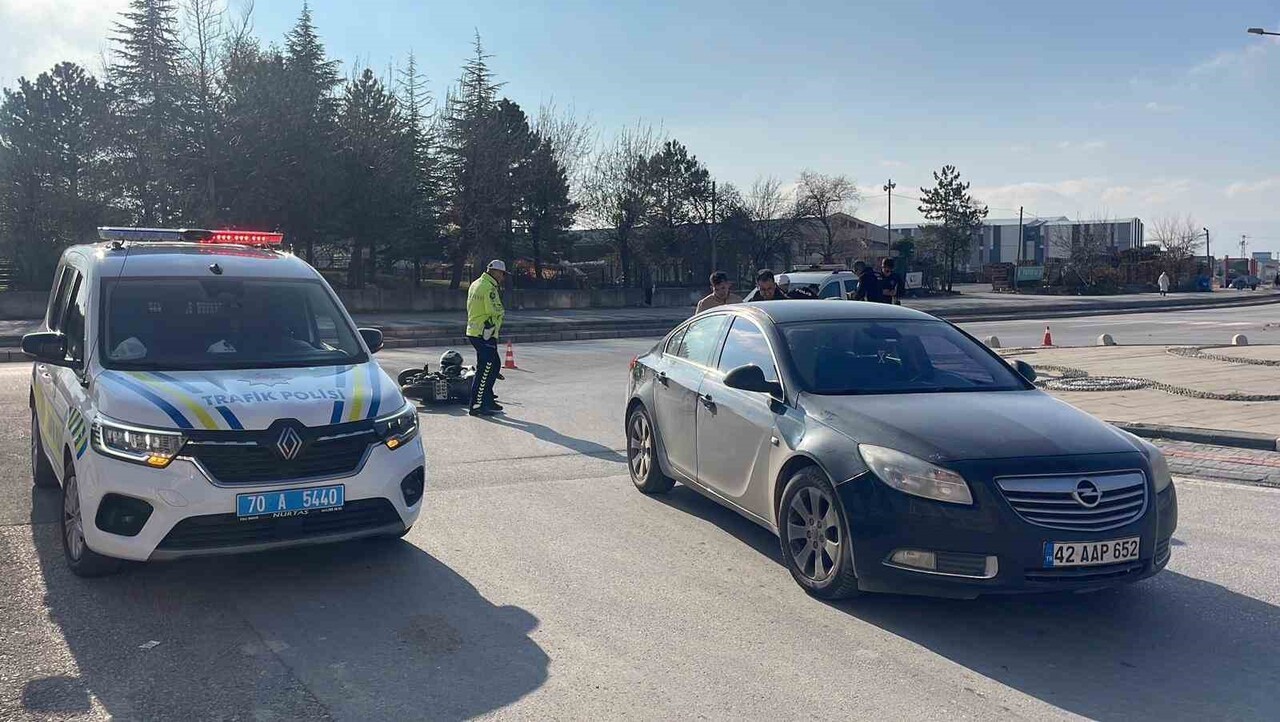 KARAMAN’DA OTOMOBİL İLE ÇARPIŞAN MOTOSİKLETİN SÜRÜCÜSÜ YARALANDI.