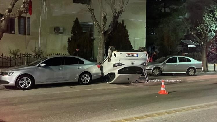 KARAMAN’DA PARK HALİNDEKİ ARAÇLARA ÇARPAN OTOMOBİL DEVRİLEREK TERS DÖNDÜ.