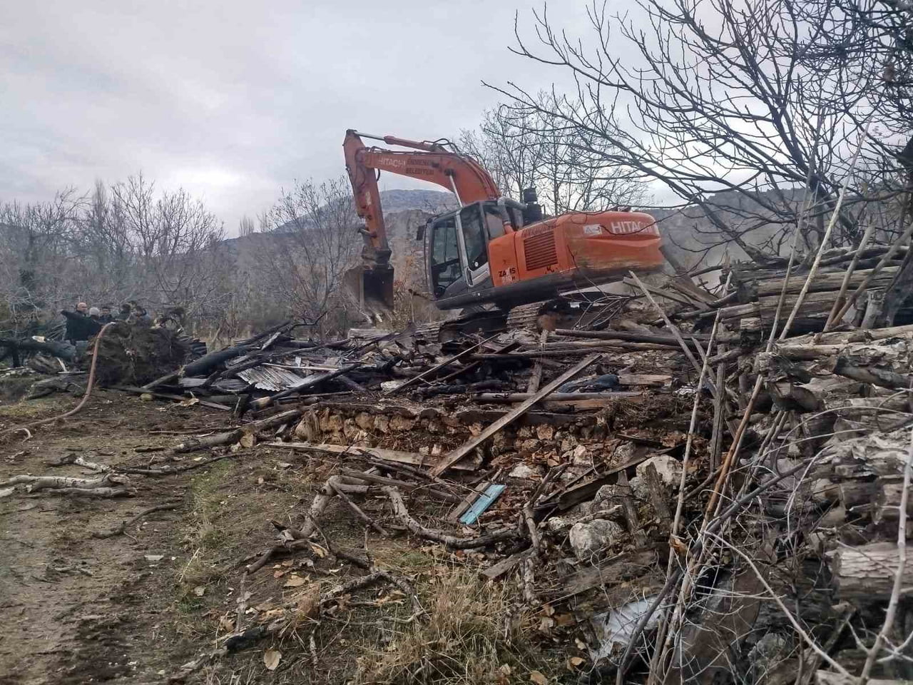 KARAMAN’IN ERMENEK İLÇESİNDE SOBADAN ÇIKAN YANGINDA TEK KATLI EV TAMAMEN YANARAK KULLANILAMAZ HALE...