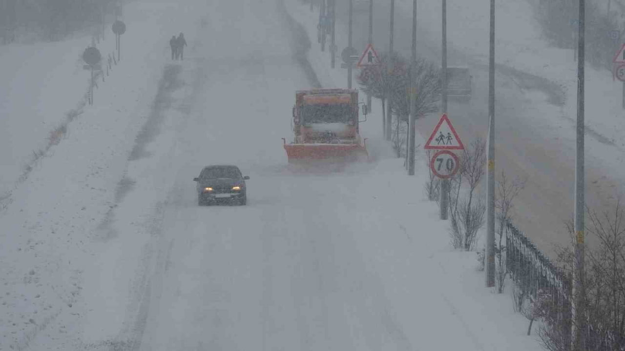KARAYOLLARI EKİPLERİ BÖLGEDE KAR KÜREME ÇALIŞMALARINI ARALIKSIZ DEVAM EDİYOR.