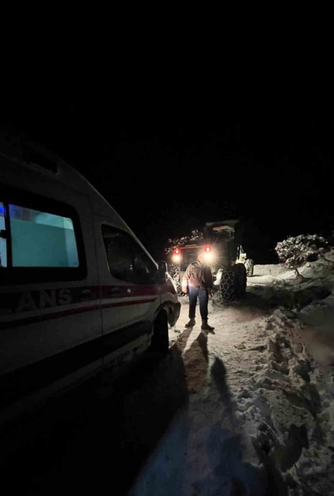 – KARDA MAHSUR KALAN AMBULANSI ÖZEL İDARE VE JANDARMA KURTARDI