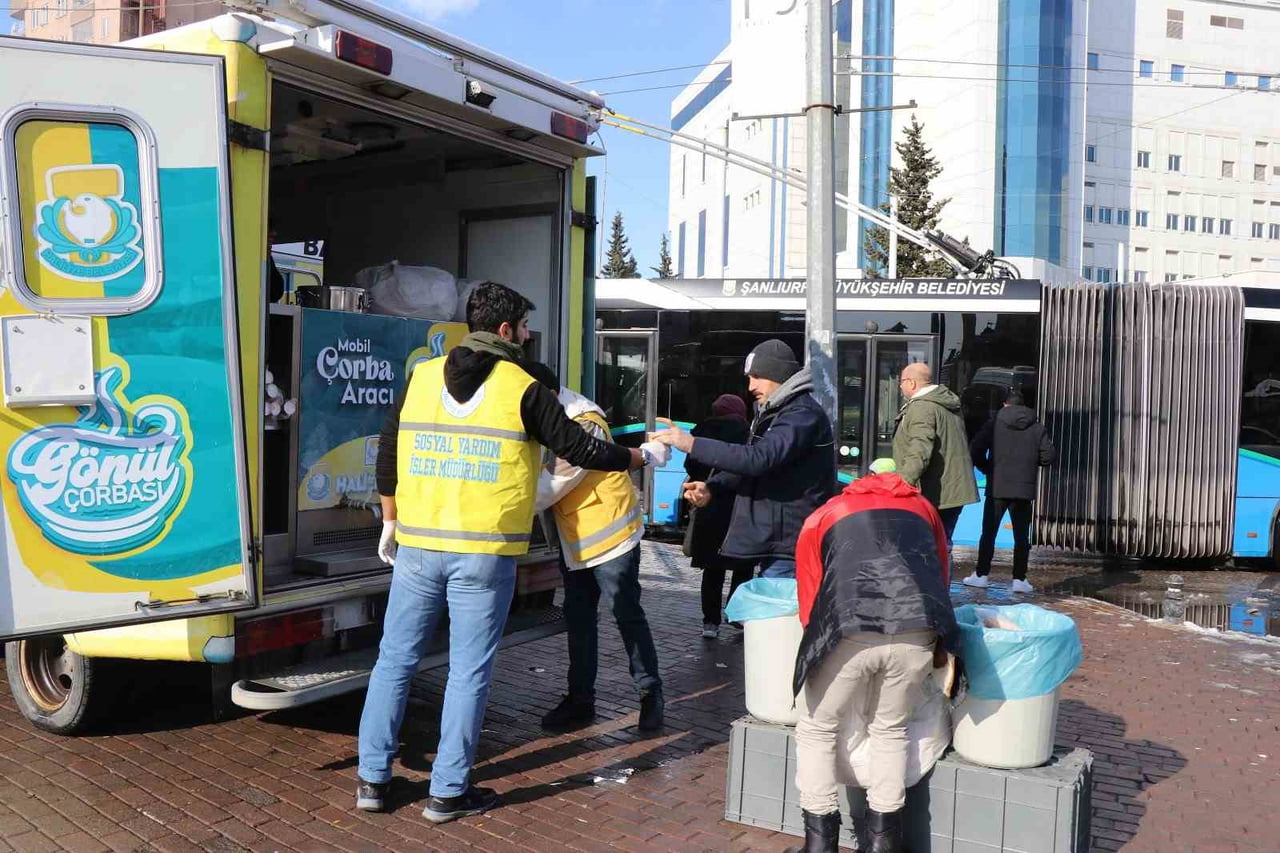 KARLI HAVADA SICAK ÇORBA İKRAMI