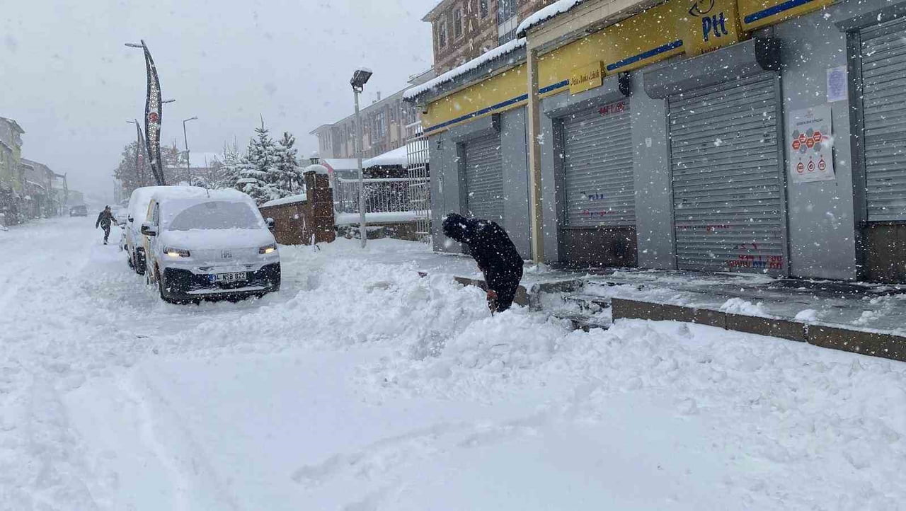 KARLIOVA İLÇESİNDE KAR YAĞIŞI ETKİLİ OLDU.