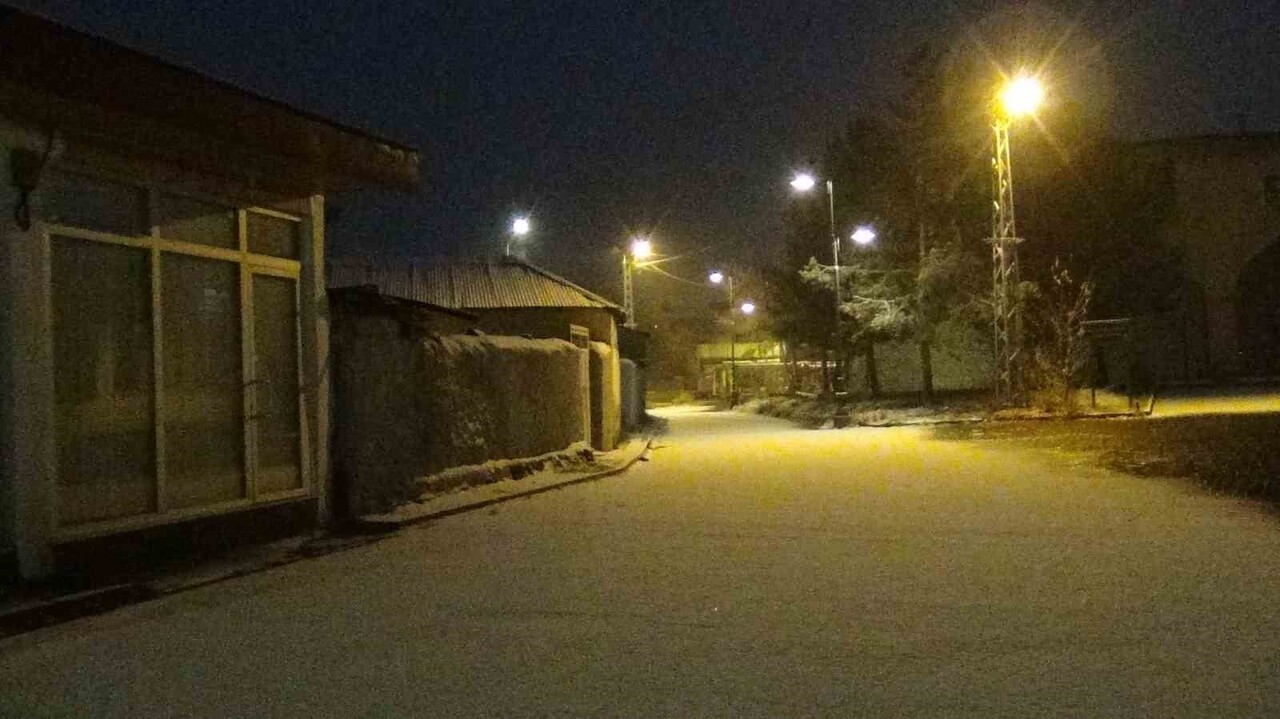 KARS'A MEVSİMİN İLK KARI DÜŞTÜ: BEYAZ ÖRTÜ ŞEHRİ KAPLADI(KARS-İHA)