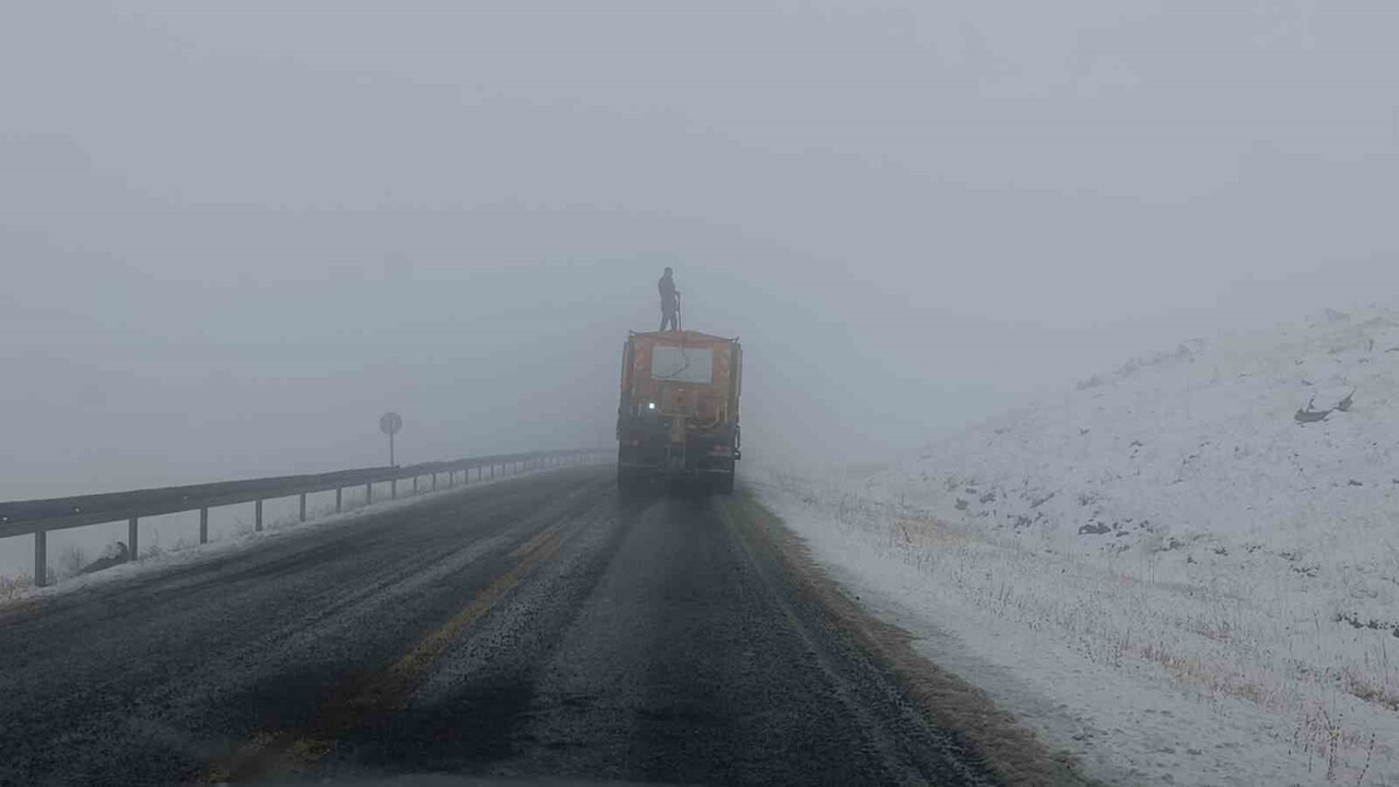 KARS'TA ETKİLİ OLAN SİS VE KAR YAĞIŞI GÖRÜŞ MESAFESİNİ DÜŞÜRDÜ.