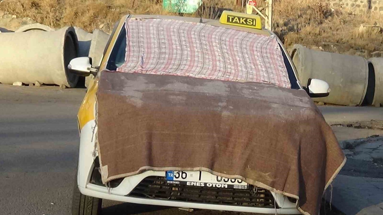 KARS'TA HAVA SICAKLIĞININ SIFIRIN ALTINDA 13 DERECEYE DÜŞMESİ İLE KENT ADETA BUZ TUTARKEN...