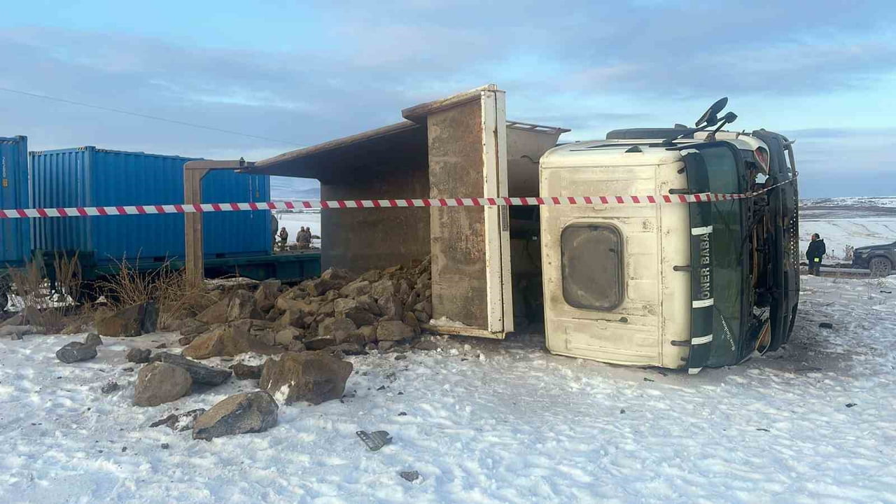 KARS'TA HEMZEMİN GEÇİTTE YOLUN KARŞISINA GEÇMEYE ÇALIŞAN KAMYONA YÜK TRENİNİN ÇARPMASI SONUCU 1...