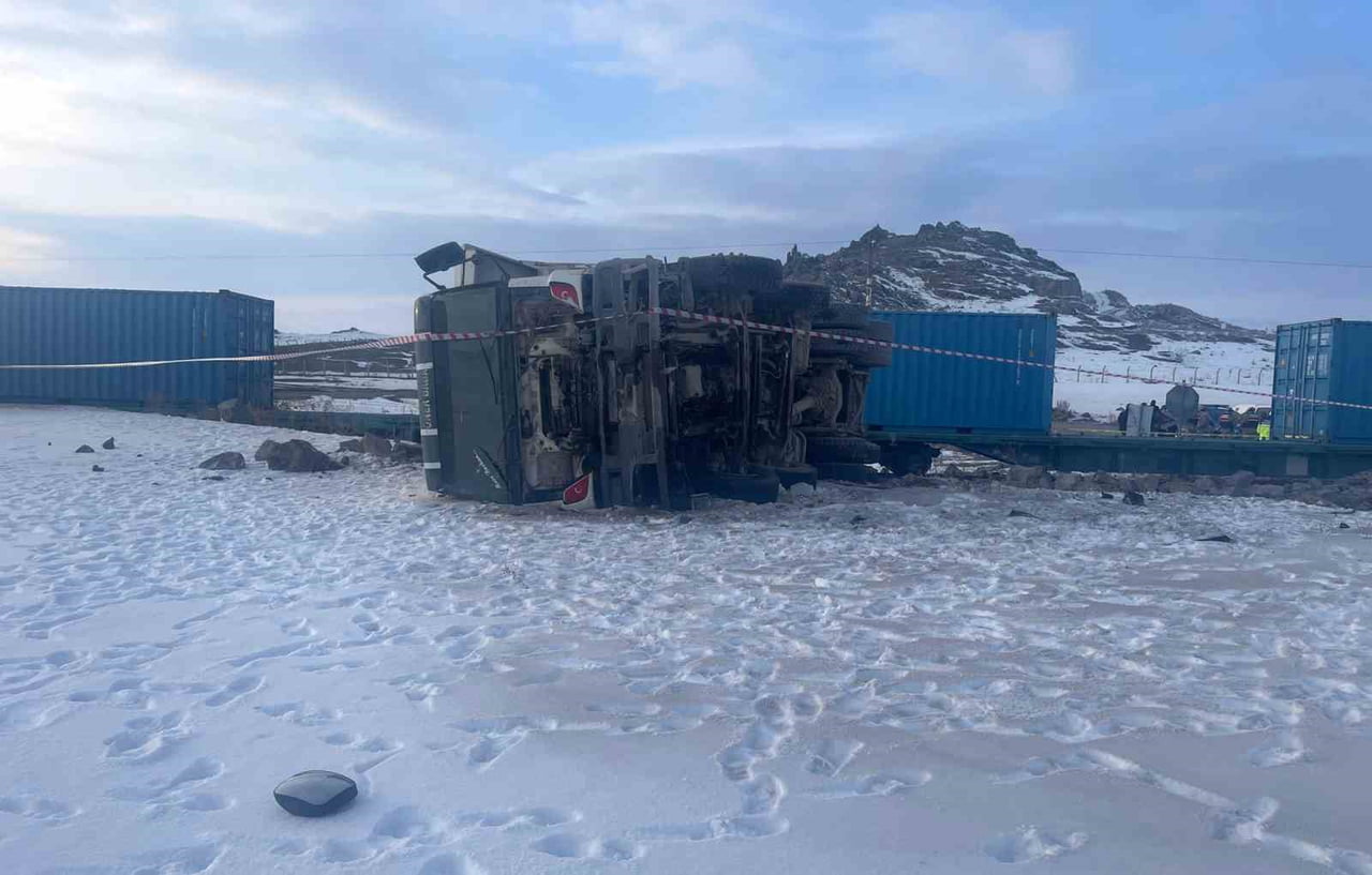 KARS'TA HEMZEMİN GEÇİTTE YOLUN KARŞISINA GEÇMEYE ÇALIŞAN KAMYONA YÜK TRENİNİN ÇARPMASI SONUCU 1...
