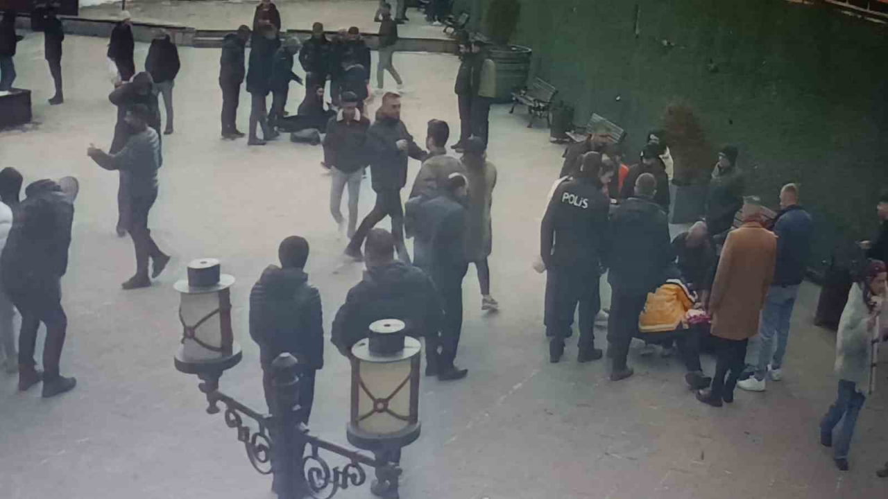 KARS'TA MEYDAN MUHABERESİ GİBİ KAVGA: 7 KİŞİ YARALANDI(KARS-İHA)