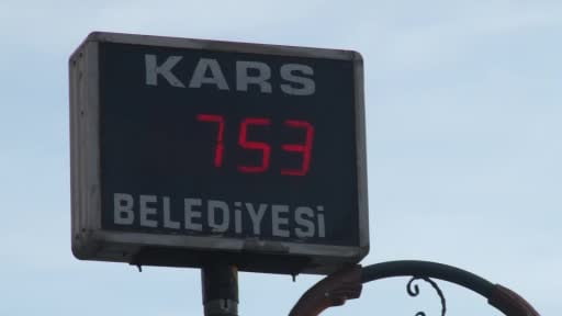 Kars'ta Sibirya soğukları: Termometreler eksi 15 dereceyi gördü, ipteki çamaşırlar "Buzdan Heykel"...