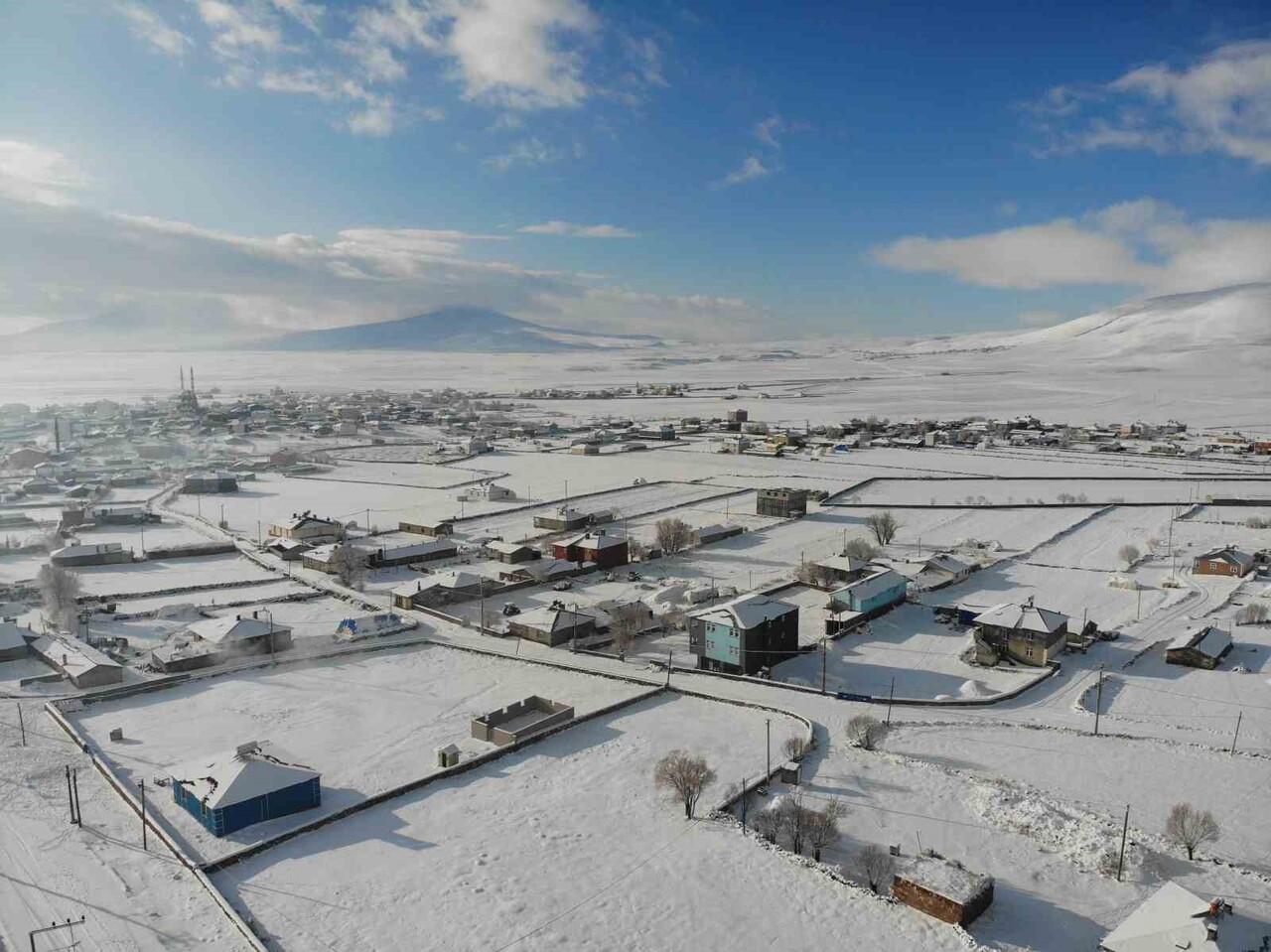 KARS'TA YAĞAN KAR YERLEŞİM ALANLARINI BEYAZ ÖRTÜYLE KAPLARKEN, BUZLANAN YOLDA MAHSUR KALAN TIRIN...