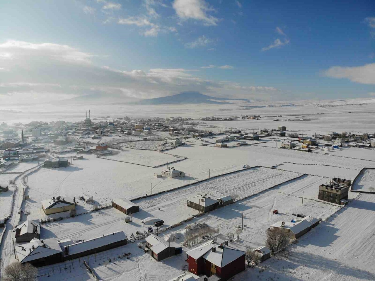 KARS'TA YAĞAN KAR YERLEŞİM ALANLARINI BEYAZ ÖRTÜYLE KAPLARKEN, BUZLANAN YOLDA MAHSUR KALAN TIRIN...