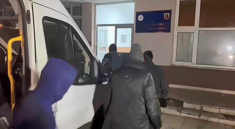 KARS’TA ARAÇLARIN BAGAJINA BALIK GİBİ İSTİFLENEREK TÜRKİYE’YE SOKULMAK İSTENEN 28 DÜZENSİZ GÖÇMEN...