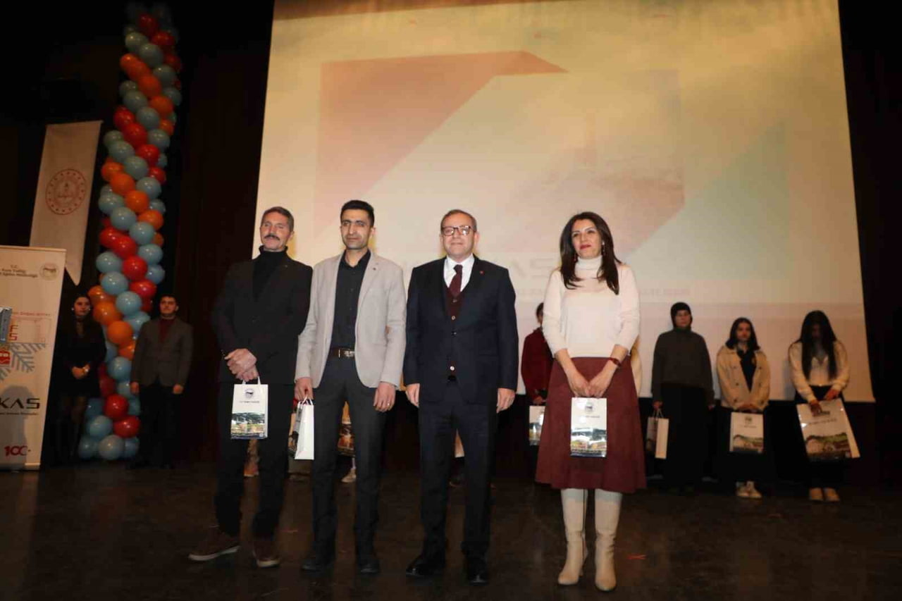 KARS’TA EN ÇOK KİTAP OKUYANLARA ÖDÜLLERİ VERİLDİ(KARS-İHA)