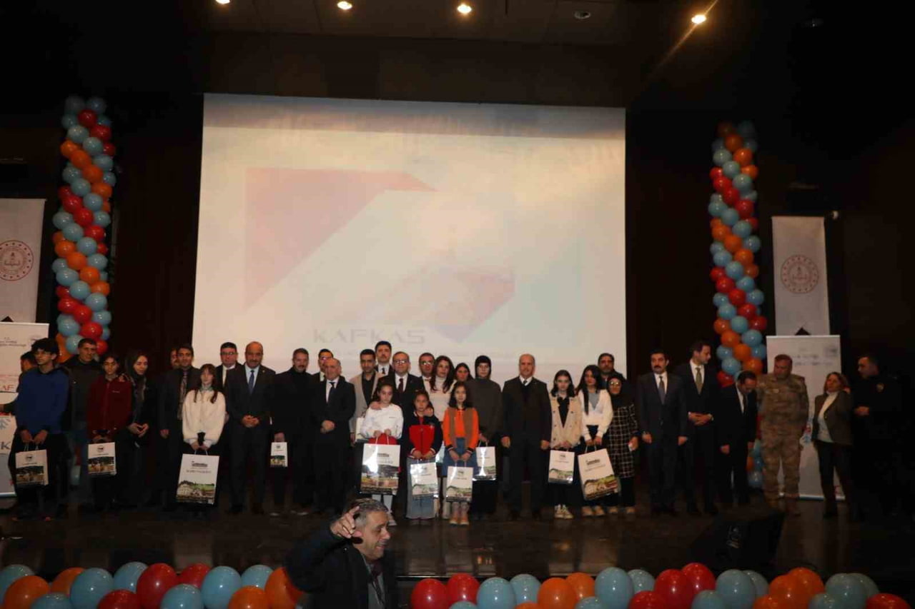 KARS’TA EN ÇOK KİTAP OKUYANLARA ÖDÜLLERİ VERİLDİ(KARS-İHA)