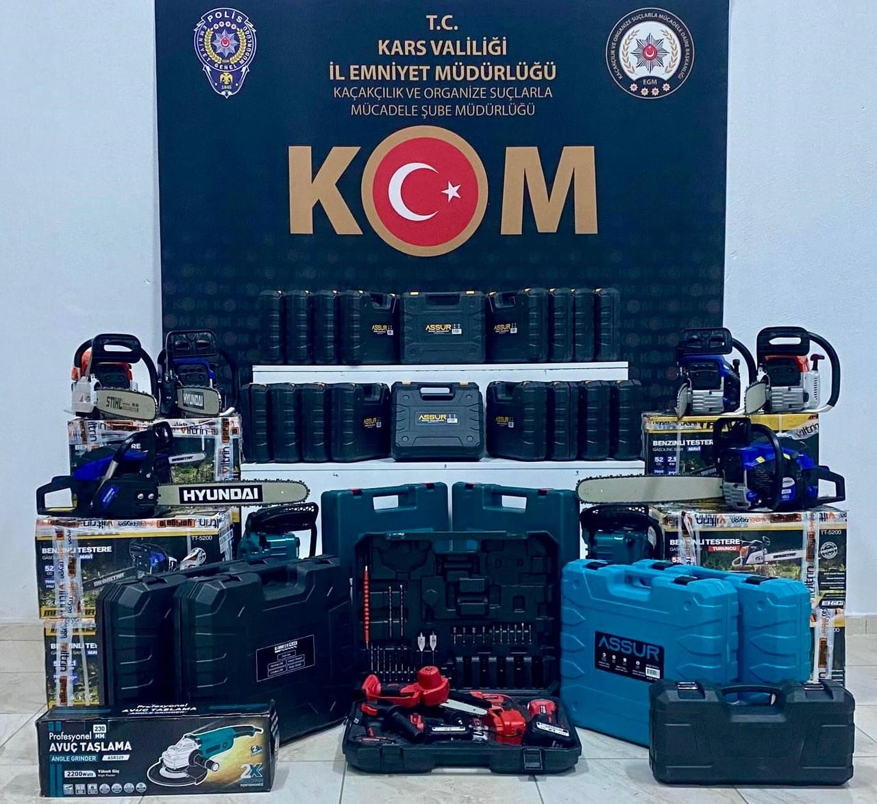 KARS’TA KAÇAKÇILIK OPERASYONU: ÇOK SAYIDA TÜTÜN VE ELEKTRONİK MALZEME ELE...