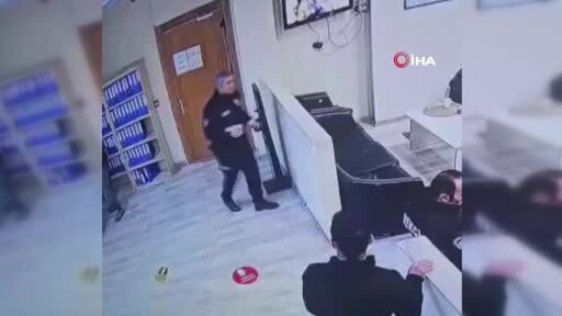 Kartal'da polis merkezinde hareketli dakikalar kamerada: Bir şahıs bekçiye saldırarak silahını...