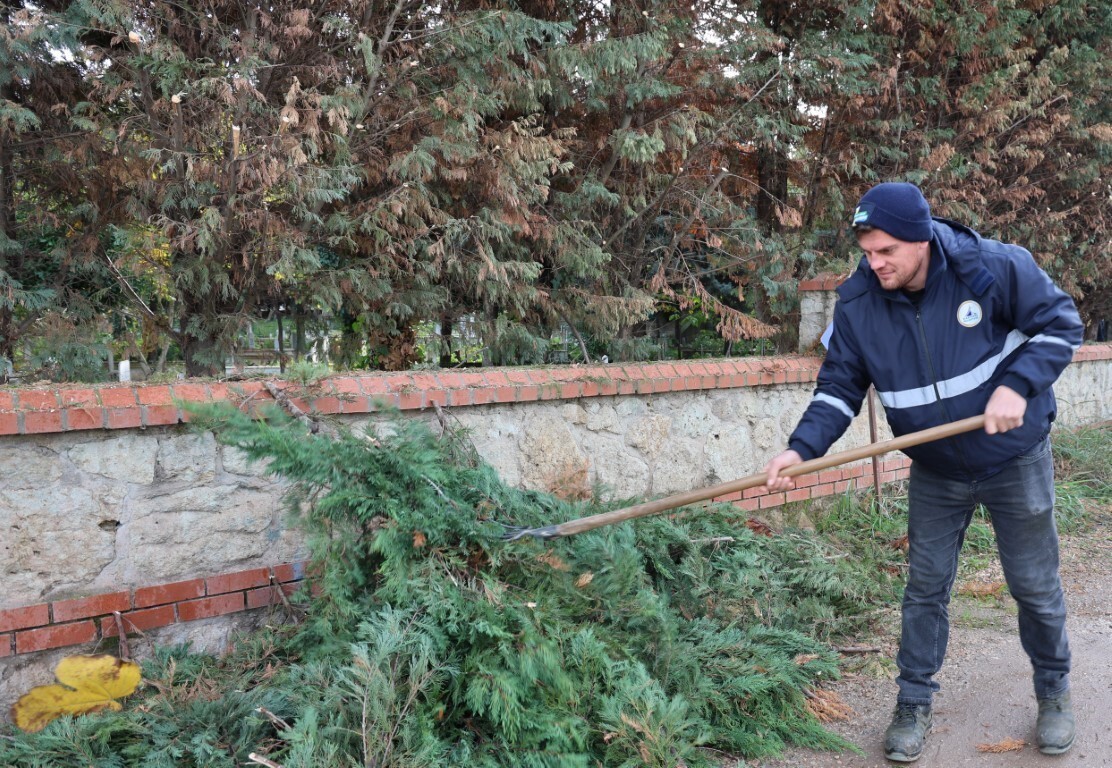KARTEPE BELEDİYESİ EKİPLERİNCE İLÇE GENELİNDEKİ MEZARLIKLARDA TEMİZLİK VE BAKIM ÇALIŞMASI...