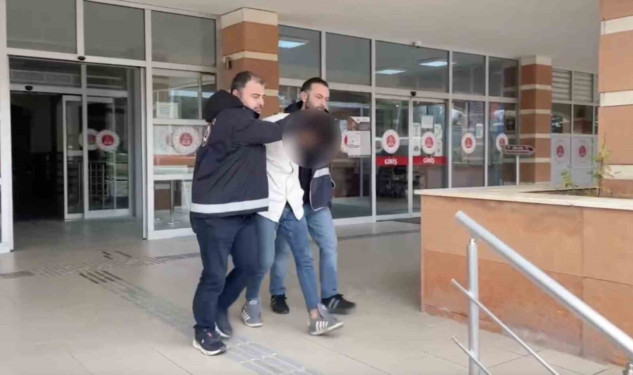 KASTAMONU'DA ÇALDIKLARI OTOMOBİL İLE BİRLİKTE YAKALANAN 2 ŞÜPHELİDEN 1'İ TUTUKLANIRKEN, DİĞERİ...